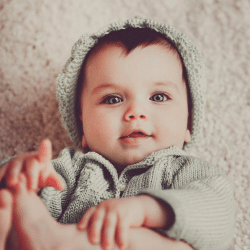 Babys behutsam an- und ausziehen. Tipps und Tricks