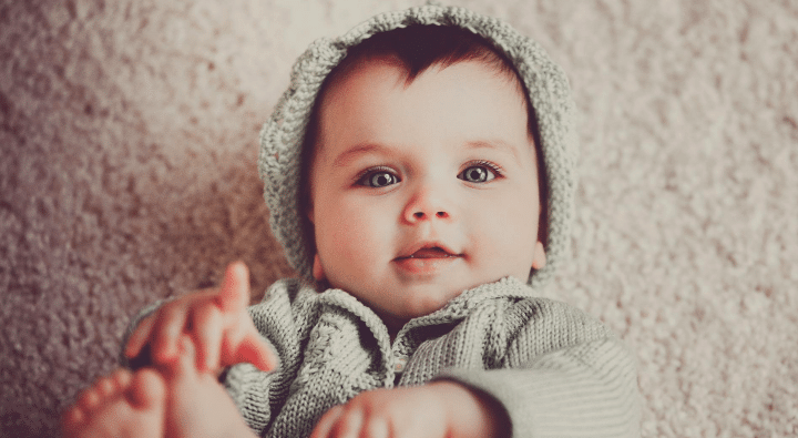 Babys behutsam an- und ausziehen. Tipps und Tricks