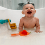 Das Baden von Babys: Freude und der Frust des Sauberbleibens