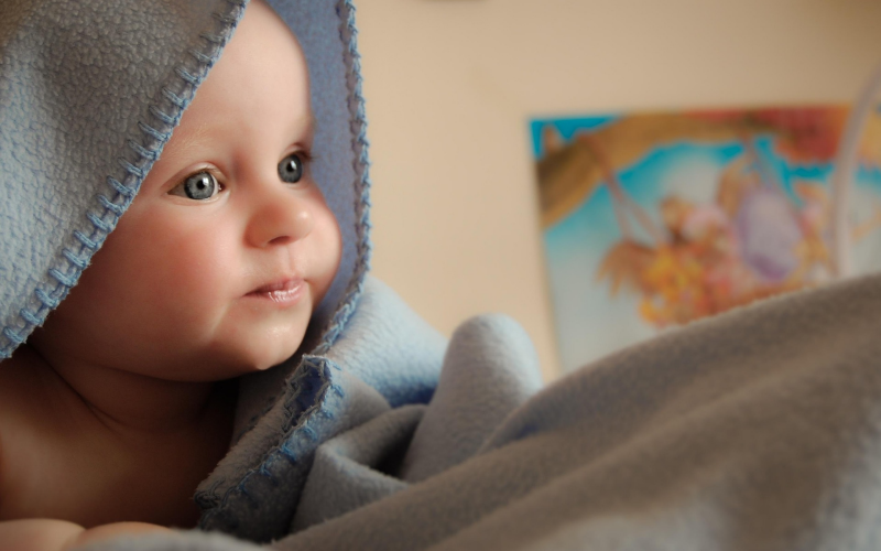 Kinderwagen oder Tragehilfe. Vor- und Nachteile verglichen